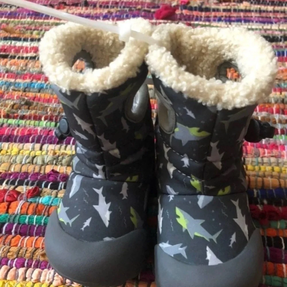Bogs sharks baby snow boots -size 5us infant/ 21 eu - Picture 1 of 6